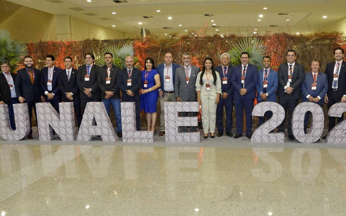 O presidente da Assembleia Legislativa do Tocantins (Aleto), deputado Amélio Cayres (Republicanos), destacou a participação do Tocantins na 26ª Conferência da União Nacional de Legisladores e Legislativos Estaduais (Unale). Mais de 15 deputados tocantinenses participam de debates sobre o fortalecimento da atuação parlamentar e questões relativas à educação, meio ambiente, processos legislativos, dentre outros temas. O encontro reúne entidades do legislativo de países da América Latina, bem como servidores nacionais e estrangeiros, autoridades governamentais e sociedade civil unidos para dialogar sobre “as prerrogativas do parlamento estadual”, tema central do ano. “Este ano é a edição com maior participação de parlamentares do nossos Estado, temos mais de 15 deputados tocantinenses juntos na Unale pra conversar sobre como fazer melhor o nosso trabalho e entregar mais benefícios pra sociedade”, afirmou o chefe do Legislativo. Representatividade O presidente destacou a representatividade do Tocantins em instâncias como a União de Parlamentares Sul-Americanos e do Mercosul (UPM), que tem como presidente o deputado Valdemar Júnior (Republicanos) e como membros os deputados Olintho Neto (Republicanos), Gutierres Torquato (PDT) e Claudia Lelis (PV); e o Parlamento Amazônico, que tem como vice-presidente o deputado Nilton Franco (Republicanos). TV Assembleia Amélio Cayres também comemorou o anúncio, durante a Conferência, da ampliação da TV Assembleia para os municípios de Arapoema, Couto Magalhães e Nazaré. Com isso, a atividade parlamentar repercutida por meio da transmissão da TV Assembleia, passa a chegar à população de 11 cidades, considerando Araguaína, Araguatins, Dianópolis, Gurupi, Palmas, Paraíso do Tocantins, Porto Nacional e Tocantinópolis. Finalista do Prêmio Assembleia Cidadã A grande expectativa, segundo o presidente, é a disputa do projeto Caravana do Legislativo – Lei Paulo Gustavo, que figura como finalista no Prêmio Assembleia Cidadã, pela categoria Projetos Especiais. Os vencedores serão anunciados nesta sexta-feira, 10. A Caravana percorreu cinco cidades polos no Estado, orientando os vereadores para discutir o papel das Câmaras municipais na implementação da Lei Paulo Gustavo (Lei Complementar nº 195/2022), que prevê recursos, à título de ação emergencial, para projetos culturais em todo o Brasil.